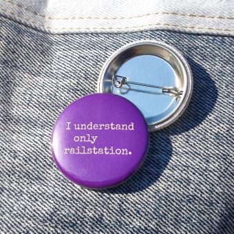 Ansteckbutton I understand only railstation auf Jeans mit Rückseite